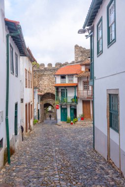Portekiz 'in Braganca şehrindeki Dar Sokak.