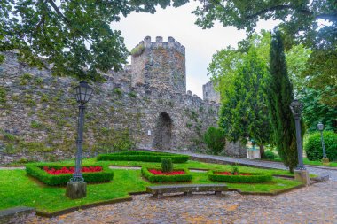 Eski Portekiz kasabası Braganca 'daki kale.
