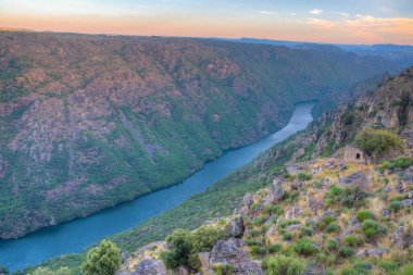 Carrascalinho 'nun Portekiz' deki Douro Nehri üzerindeki bakış açısı.