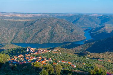 Portekiz 'deki Douro Vadisi' nin resimli manzarası..