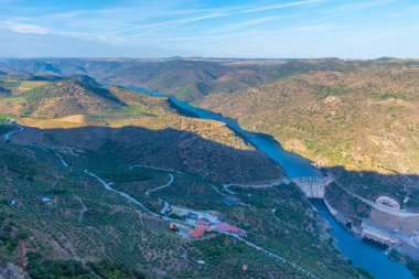 Portekiz, Douro Vadisi 'ndeki Saucelle su santralinin hava görüntüsü..