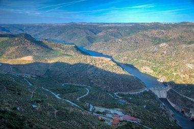 Portekiz, Douro Vadisi 'ndeki Saucelle su santralinin hava görüntüsü..