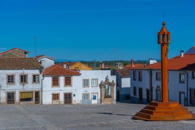 Portekiz 'in eski Almeida kasabasında dar bir sokak..