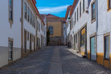 Portekiz 'in eski Almeida kasabasında dar bir sokak..