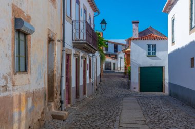 Portekiz 'in eski Almeida kasabasında dar bir sokak..