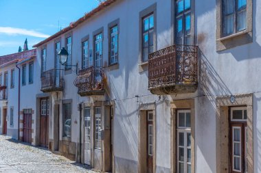 Portekiz 'in eski Almeida kasabasında dar bir sokak..