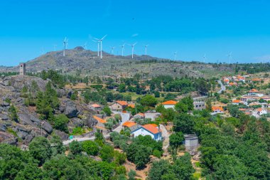 Portekiz 'in Sortelha kasabasında rüzgar türbinleri.