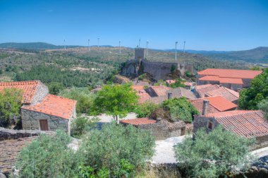 Portekiz 'in Sortelha kentindeki kalenin havadan görünüşü.
