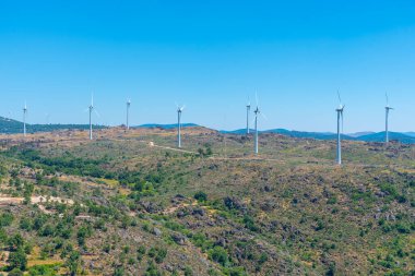 Portekiz 'in Sortelha kasabasında rüzgar türbinleri.