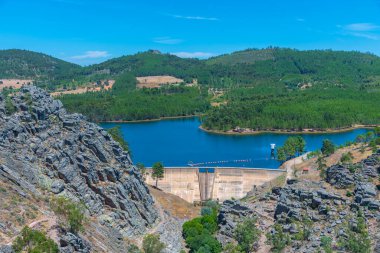 Penha Garcia 'nın Portekiz' deki su deposunun hava görüntüsü..