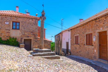 Portekiz 'in Penha Garcia şehrindeki Dar Sokak..