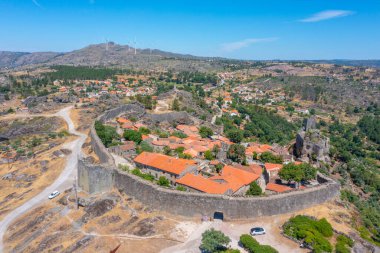 Portekiz 'in Sortelha kentindeki kalenin havadan görünüşü.