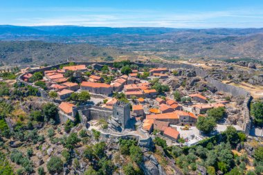Portekiz 'in Sortelha kentindeki kalenin havadan görünüşü.