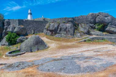 Portekiz 'in Monsanto şehrindeki kale.