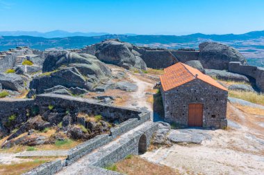 Portekiz 'in Monsanto şehrindeki kale.