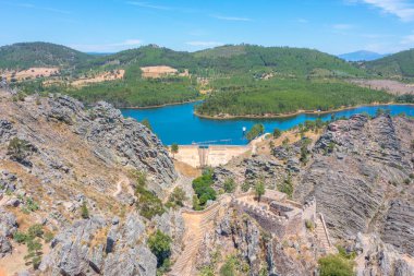 Portekiz 'in Penha Garcia kasabasındaki kalenin hava görüntüsü..