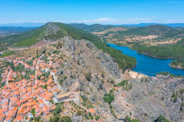 Portekiz 'in Penha Garcia kasabasındaki kalenin hava görüntüsü..