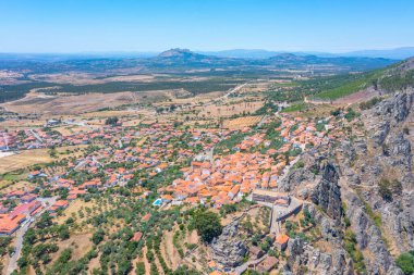 Portekiz 'in Penha Garcia kasabasındaki kalenin hava görüntüsü..