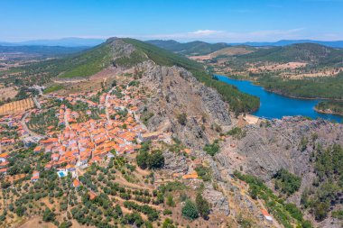 Portekiz 'in Penha Garcia kasabasındaki kalenin hava görüntüsü..