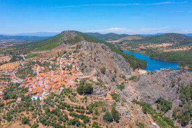 Portekiz 'in Penha Garcia kasabasındaki kalenin hava görüntüsü..