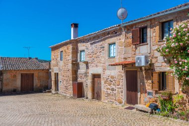 Portekiz 'in eski Idanha-a-Velha kasabasında dar bir sokak..