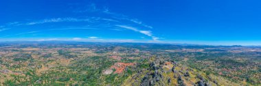 Portekiz 'in Monsanto kasabasındaki kalenin havadan görünüşü.