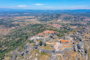 Portekiz 'in Monsanto kasabasındaki kalenin havadan görünüşü.