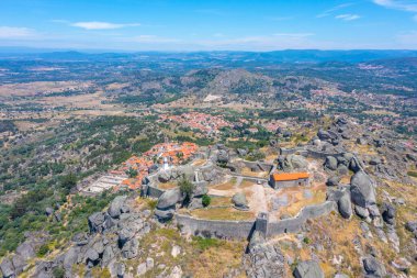 Portekiz 'in Monsanto kasabasındaki kalenin havadan görünüşü.