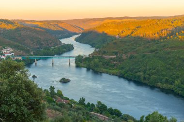 River Tajo Portekiz 'de Belver kasabasını geçiyor..