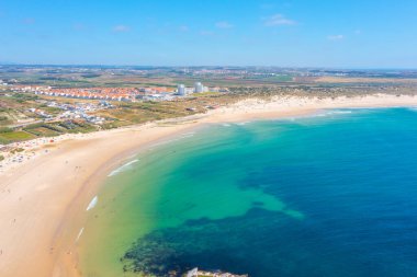 Portekiz 'in Baleal plajında güneşli bir gün.