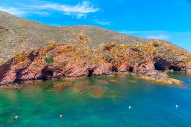 Portekiz 'deki Berlenga Grande Adası' nın sert kıyıları.