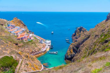 Portekiz 'deki Berlanga Grande Adası' nın bir körfezi manzarası.