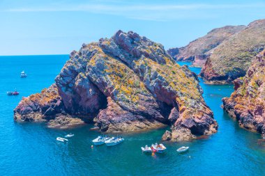 Portekiz 'deki Berlenga Grande Adası' nın sert kıyıları.