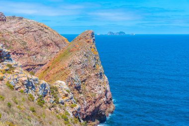Portekiz 'deki Berlenga Grande Adası' nın sert kıyıları.