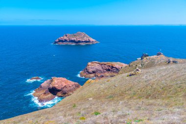 Portekiz 'deki Berlenga Grande Adası' nın sert kıyıları.