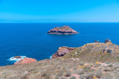 Portekiz 'deki Berlenga Grande Adası' nın sert kıyıları.