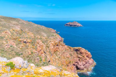 Portekiz 'deki Berlenga Grande Adası' nın sert kıyıları.