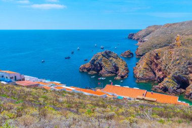 Portekiz 'deki Berlanga Grande Adası' nın bir körfezi manzarası.