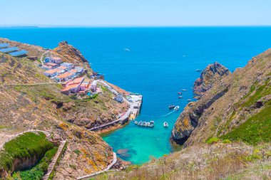 Portekiz 'deki Berlanga Grande Adası' nın bir körfezi manzarası.