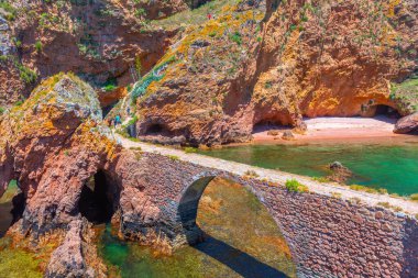 Portekiz 'deki Berlenga Grande Adası' nın sert kıyıları.