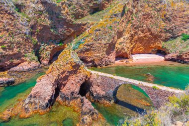 Portekiz 'deki Berlenga Grande Adası' nın sert kıyıları.