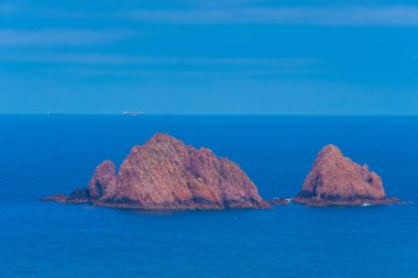 Portekiz 'deki Berlenga Grande Adası' nın sert kıyıları.