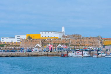 Kale deniz kenarında ya da Portekiz 'in Penishe kasabasında..