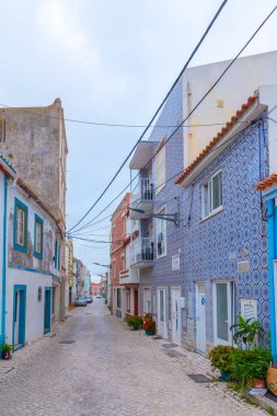 Portekiz 'in eski Peniche kasabasında dar bir sokak..