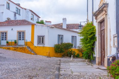 Portekiz 'deki ölüm ilanı kalesinin dar bir caddesinin görüntüsü.