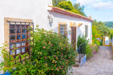 Portekiz 'deki ölüm ilanı kalesinin dar bir caddesinin görüntüsü.