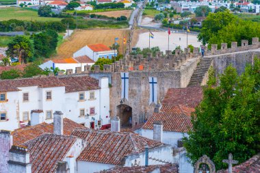 Portekiz 'deki Obidos şatosundaki evlerin çatıları.