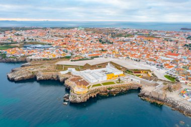 Kale deniz kenarında ya da Portekiz 'in Penishe kasabasında..