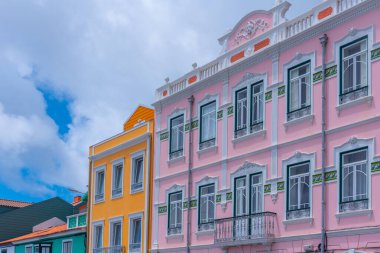 Portekiz 'in Horta kasabasında renkli cepheler.