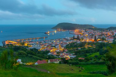 Portekiz 'in Azores' deki Horta kasabasının günbatımı manzarası.